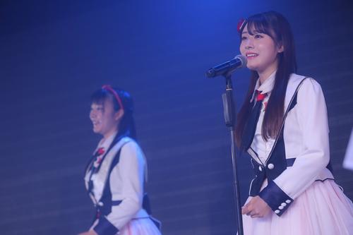 5カ月半ぶりの研究生公演に出演したNGT48加藤美南（右）（C）AKS