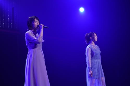 全国ツアー東京公演で「また　あなたのことを考えてた」をデュエットするAKB48小田えりな（左）と峯岸みなみ（C）AKS