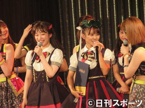 卒業公演のセレモニーで思いを語るNMB48の磯佳奈江（中央右）。中央左は川上千尋（撮影・星名希実）