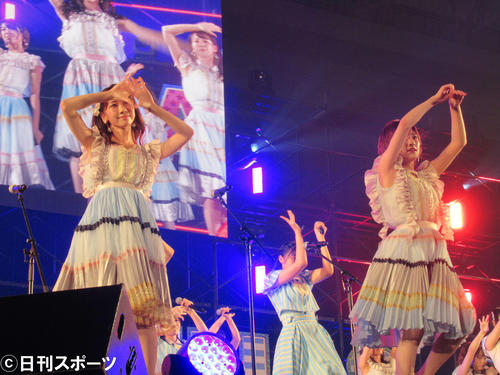 「AKB48・STU48インテックス大阪2グループ合同握手会」のライブに出演する岡田奈々（右）と柏木由紀（左）（撮影・星名希実）