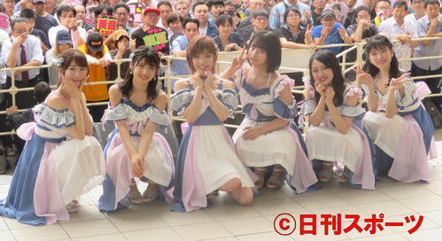 ファンと一緒の写真撮影ではピースサインの矢作萌夏（左から4人目）。左から柏木由紀、村山彩希、岡田奈々、1人おいて向井地美音、横山由依