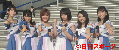 ガッツポーズを披露する矢作萌夏（左から4人目）。左から柏木由紀、村山彩希、岡田奈々、1人おいて向井地美音、横山由依