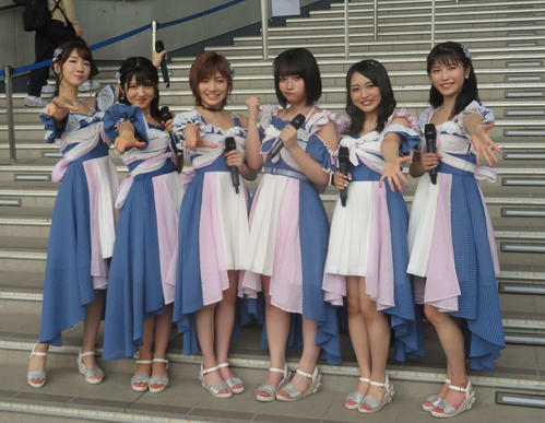 新曲「サステナブル」発売記念イベントに出席した、左から柏木由紀、村山彩希、岡田奈々、矢作萌夏、向井地美音、横山由依（2019年9月21日撮影）