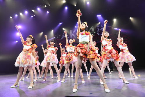 全国ツアー千葉公演でパフォーマンスする小栗有以（手前右）らAKB48ツアー選抜メンバー