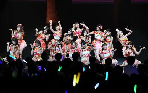 全国ツアー千葉公演でパフォーマンスするAKB48ツアー選抜メンバー