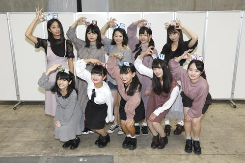 握手会に初参加したAKB48チーム8の新メンバー。前列左から松村美紅、福留光帆、徳永羚海、蒲地志奈、上見天乃、後列左から布谷梨琉、井上美優、長谷川百々花、塩原香凛、鈴木優香（C）AKS