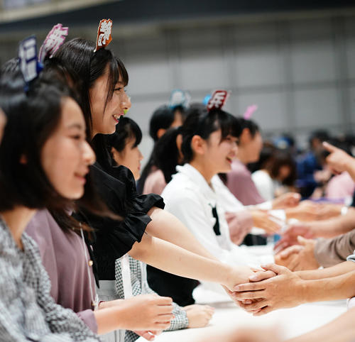 握手会に初参加したAKB48チーム8の新メンバー（C）AKS