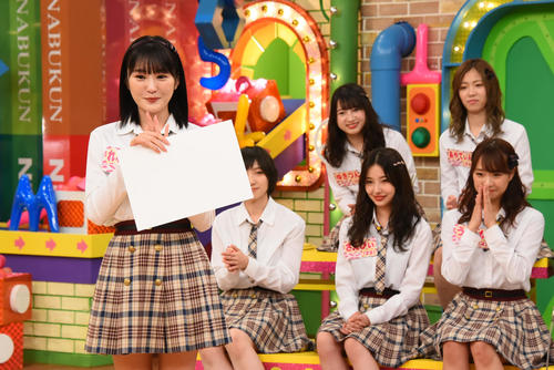 （前列左から）太田夢莉、村瀬紗英、加藤夕夏らメンバーを前に、番組の卒業証書を受け取った川上礼奈