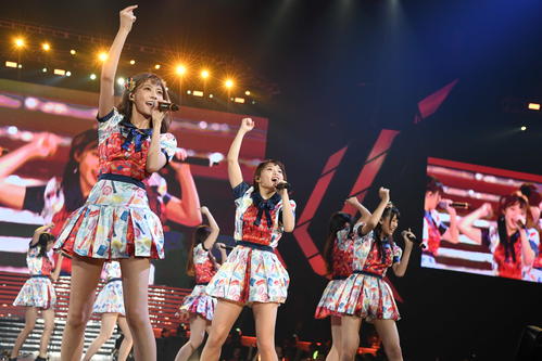 AKB48初の台湾単独公演で卒業セレモニーが行われたチームTPの阿部マリア（左端）（C）AKS