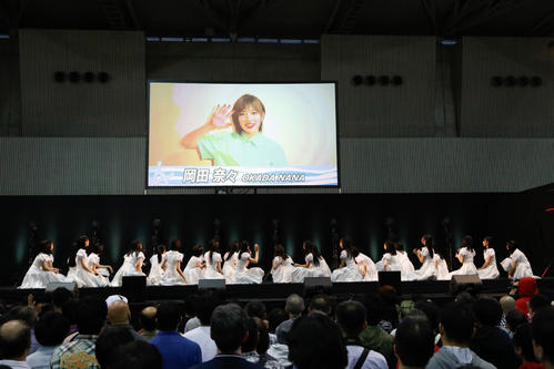 新劇場公演についてVTRで発表する岡田奈々（上）を見守るSTU48メンバーとファン（C）STU48
