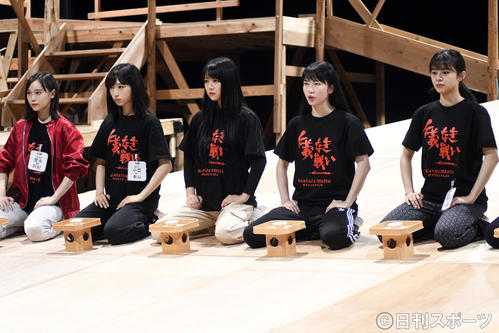 舞台「仁義なき戦い～彼女（おんな）たちの死闘編～」の公開稽古に臨んだ、左から豊永阿紀、小栗有以、白間美瑠、横山由依、本間日陽（撮影・大友陽平）