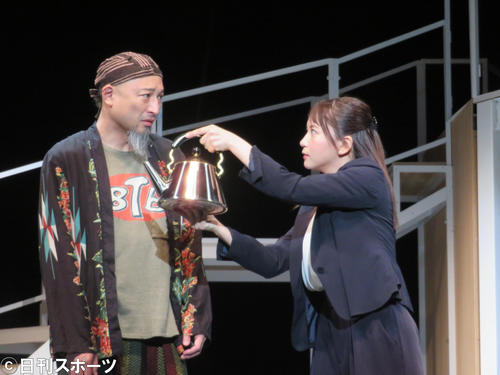 コミカルなシーンを演じる山内圭哉（左）と大場美奈