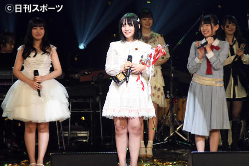 「第2回AKB48グループ歌唱力No．1決定戦」で優勝したAKB48矢作萌夏（中央）。左は2位のNMB48山崎亜美瑠、右は3位のNGT48三村妃乃（撮影・大友陽平）