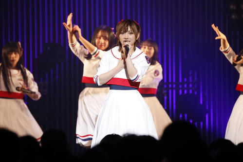 初の全国ツアー初日公演を行った岡田奈々（中央）らSTU48