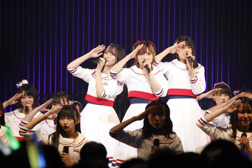 初の全国ツアー初日公演を行った岡田奈々（中央）らSTU48
