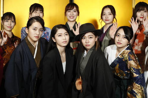 舞台「仁義なき戦い～彼女（おんな）たちの死闘編～」キャスト。前列左から田島芽瑠、横山由依、須田亜香里、向井地美音。後列左から岩田陽菜、松岡はな、坂口理子、村瀬紗英、谷真理佳