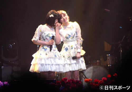AKB48グループ歌唱力NO・1決定戦ファイナリストライブで岡田奈々（右）と矢作萌夏（19年3月25日撮影）