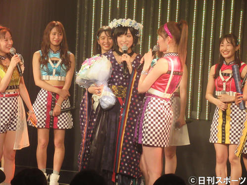 卒業セレモニーでプレゼントを受け取る太田夢莉（中央）（撮影・星名希実）