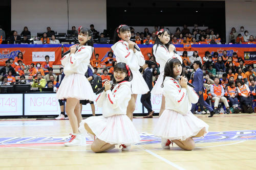 ハーフタイムでライブを行ったNGT48のメンバー。前列左から本間、小熊、後列左から諸橋、小見山、富永