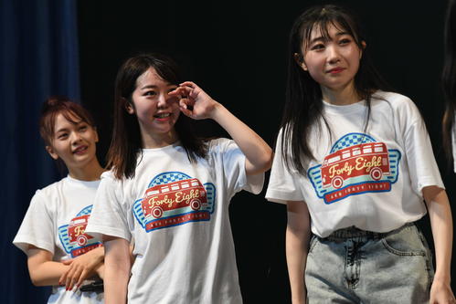 全国ツアーのチームK最終公演に出演し涙ぐむAKB48峯岸みなみ（中央）