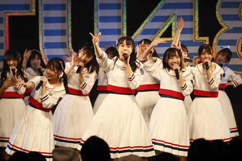 パフォーマンスするSTU48。中央は瀧野由美子（Ｃ）ＳＴＵ