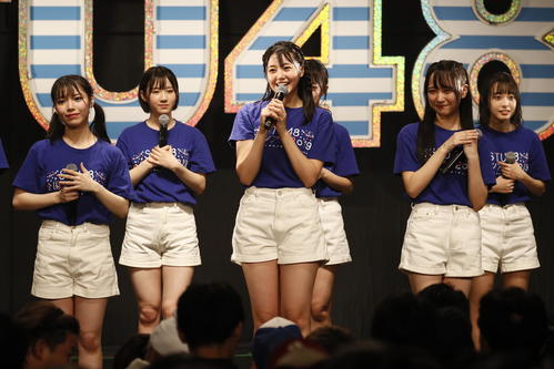 あいさつするSTU48の瀧野由美子（中央）（Ｃ）ＳＴＵ