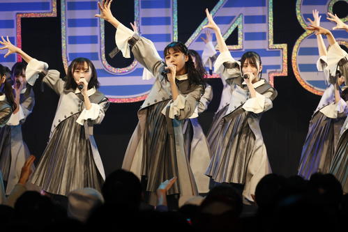パフォーマンスするSTU48。中央は瀧野由美子（Ｃ）ＳＴＵ