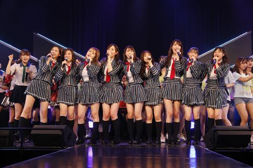 11月の8周年記念公演で歌う田中菜津美（右から3人目）らHKT48の1期生メンバー