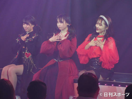 NMB48の新ユニット「LAPIS　ARCH」。左から上西怜、梅山恋和、山本彩加（撮影・星名希実）