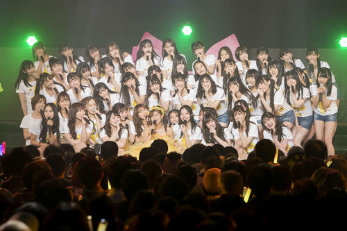 卒業コンサートを行ったNMB48谷川愛梨（前列中央）（C）NMB48