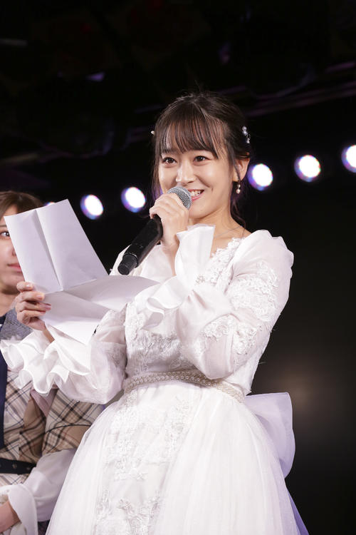 卒業公演でファンに感謝の手紙を読む太田奈緒（C）AKS