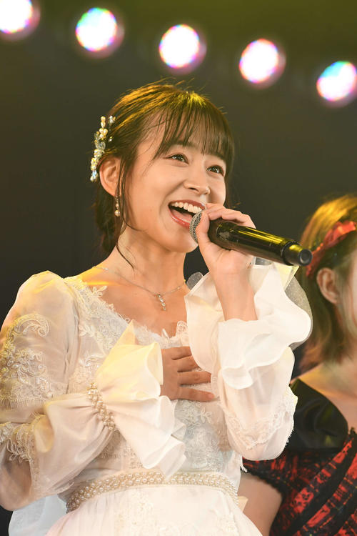 卒業公演で歌う太田奈緒（C）AKS