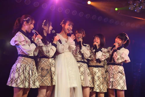 卒業公演を行ったAKB48チーム8太田奈緒　（左から3人目）（C）AKS