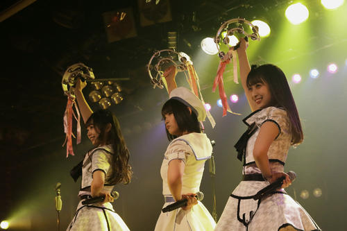 卒業公演で歌うAKB48矢作萌夏（中央）。左は大盛真歩、右は吉橋柚花（C）AKS