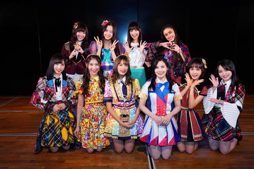 AKB48劇場に登場した海外姉妹グループのエースたち。前列左からAKB48小栗有以、JKT48シャニ、BNK48モバイル、MNL48アビー、Team　SHリュウネン、向井地美音、後列左からTeam　TPピンハン、SGO48アンナ、CGM48シター、DEL48グローリー（C）AKS