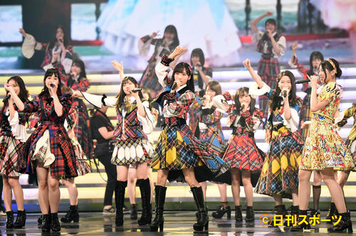 紅白歌合戦リハーサルで熱唱するAKB48（撮影・横山健太）