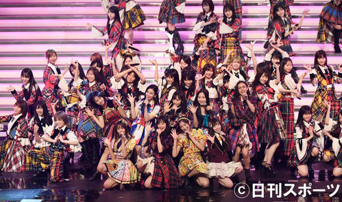 紅白歌合戦リハーサルで熱唱するAKB48（撮影・横山健太）