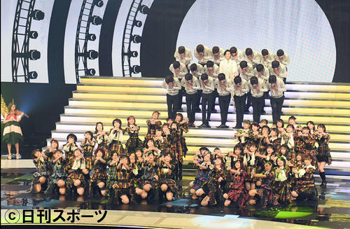 「恋するフォーチュンクッキー～紅白世界選抜SP～」のエンディングで「48」の人文字を作るAKB48（撮影・横山健太）