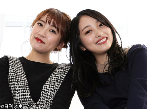 笑顔で頭を寄せ合う向井地美音（右）と高橋みなみ（撮影・河野匠）