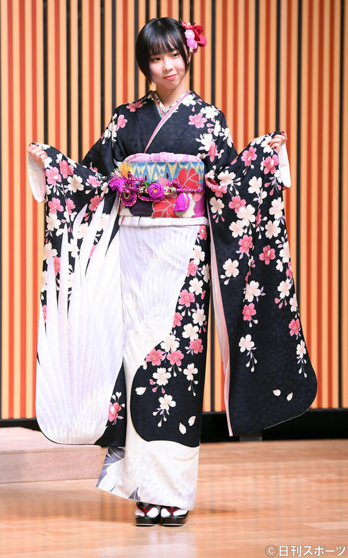艶やかな振り袖姿を披露したAKB48岡田梨奈（撮影・たえ見朱実）