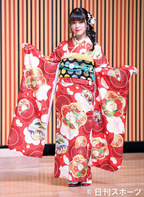 艶やかな振り袖姿を披露したSKE48竹内彩姫（撮影・たえ見朱実）