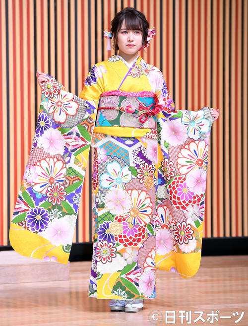 艶やかな振り袖姿を披露したSKE48福士奈央（撮影・たえ見朱実）