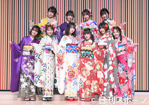笑顔で記念撮影に納まるSKE48。前列左から北野瑠華、松本慈子、江籠裕奈、竹内彩姫、菅原茉椰、平田詩奈。後方左から福士奈央、西満里奈、仲村和泉、入内嶋涼（撮影・たえ見朱実）