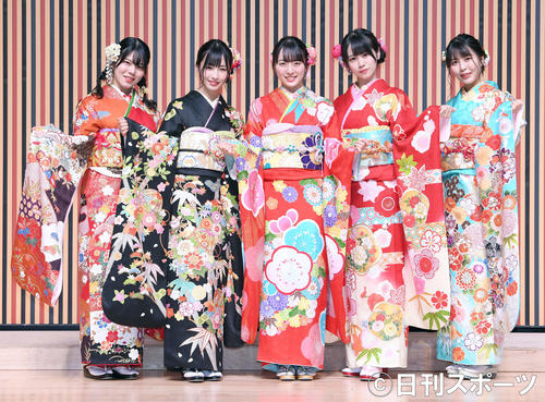 笑顔で記念撮影に納まるSTU48。左から矢野帆夏、沖侑果、今村美月、中村舞、谷口茉妃菜（撮影・たえ見朱実）