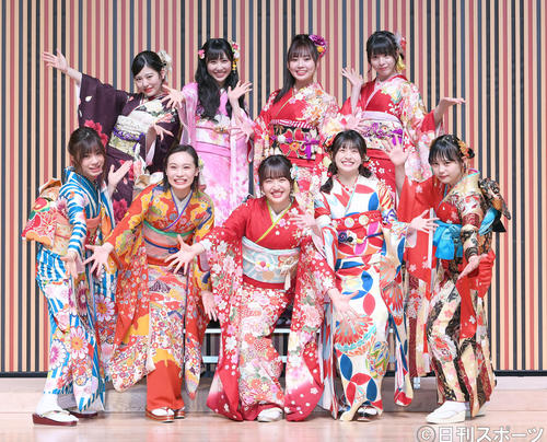 笑顔でポーズを決めるHKT48の新成人のメンバー。前列左から深川舞子、豊永阿紀、田島芽瑠、松岡はな、村川緋杏。後列左から、月足天音、上野遥、山内祐奈、長野雅（撮影・たえ見朱実）