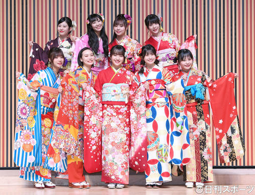 笑顔でポーズを決めるHKT48の新成人のメンバー。前列左から深川舞子、豊永阿紀、田島芽瑠、松岡はな、村川緋杏。後列左から、月足天音、上野遥、山内祐奈、長野雅（撮影・たえ見朱実）