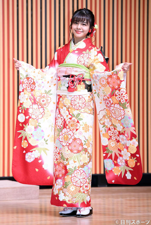 艶やかな振り袖姿で笑顔を振りまくNGT48本間日陽（撮影・たえ見朱実）