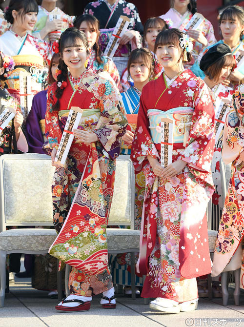 艶やかな振り袖姿で登場したHKT48田島芽瑠（右）とAKB48大盛真歩（撮影・たえ見朱実）