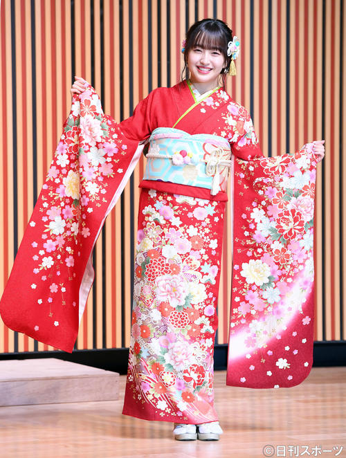 艶やかな振り袖姿で笑顔を振りまくHKT48田島芽瑠（撮影・たえ見朱実）