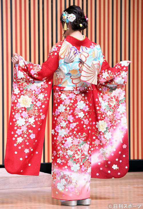 艶やかな振り袖姿で登場したHKT48田島芽瑠（撮影・たえ見朱実）